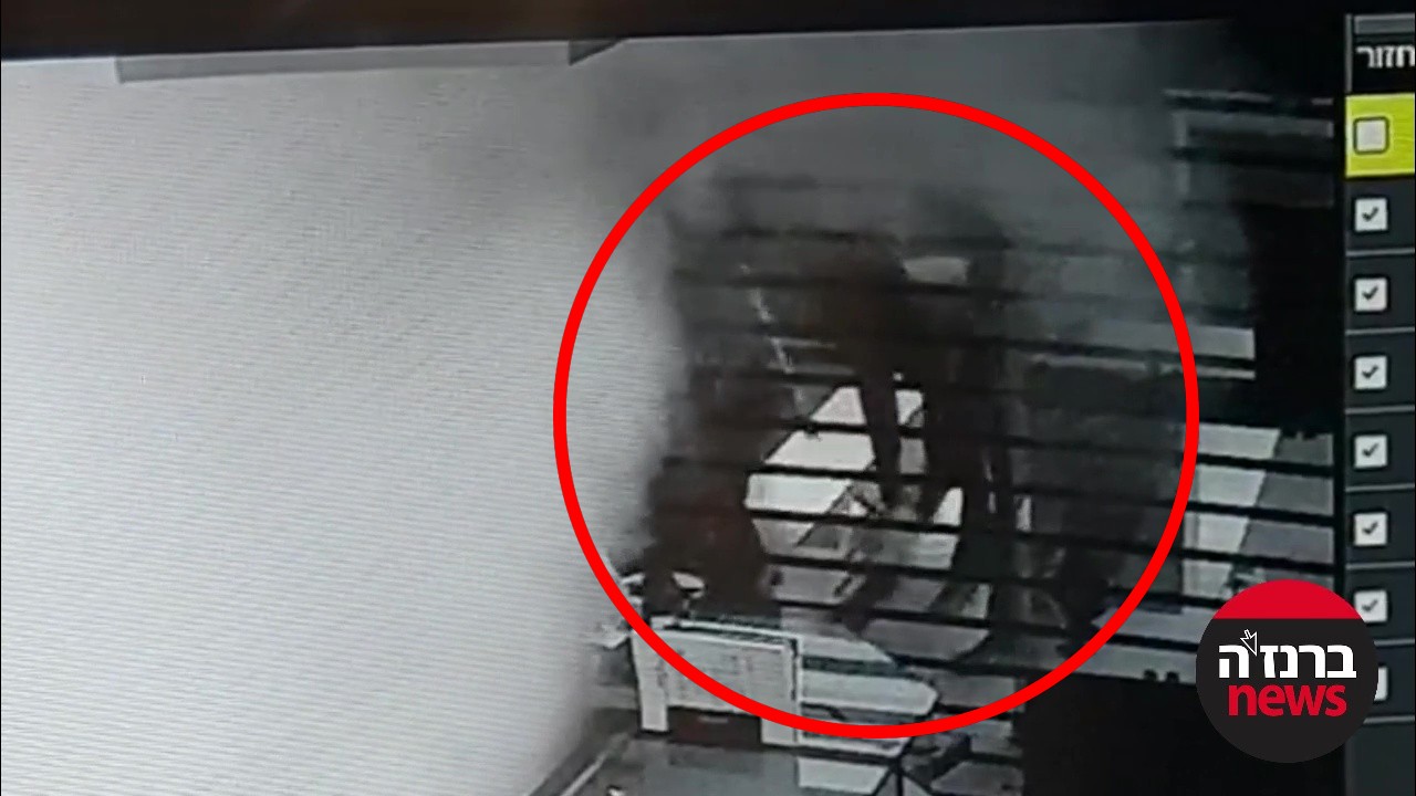 חבורת הפורצים בפתח החנות (מוקפים בעיגול אדום)